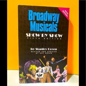 BROADWAY MUSICALS SHOW BY SHOW FIFTH EDITION NWT PAPERBACK BOOK BY STANL…